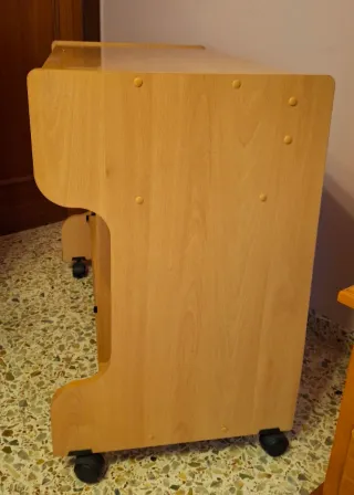 Mesa de ordenador con ruedas