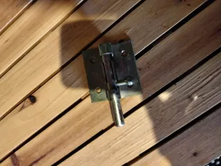 Cerrojo metálico para puertas