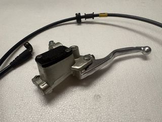 Bomba de freno y latiguillo moto