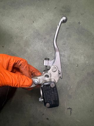 Bomba de freno y latiguillo moto