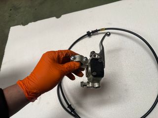 Bomba de freno y latiguillo moto