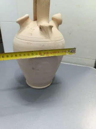 Botijo de barro tradicional