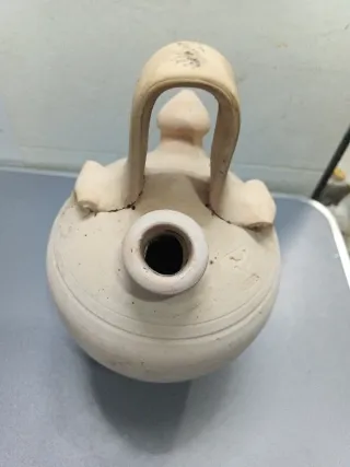 Botijo de barro tradicional
