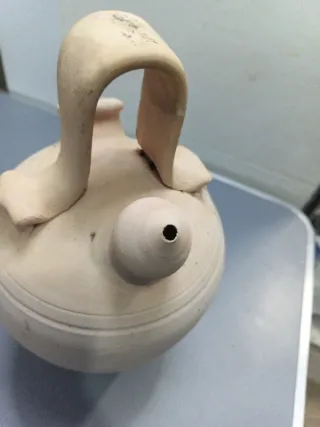Botijo de barro tradicional