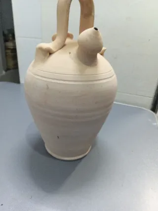 Botijo de barro tradicional