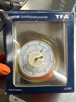 Barómetro de pared dorado