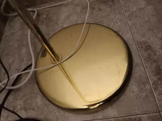 Lámpara de pie dorada de metal