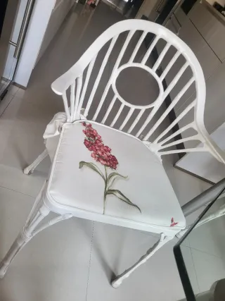 2 Sillas de hierro con cojines florales