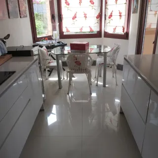 2 Sillas de hierro con cojines florales