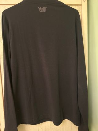 Camiseta negra con detalles bordados
