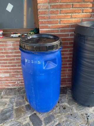 Bidón azul con tapa