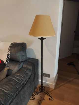 Lámpara de pie de tela beige