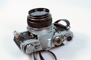 Cámara Analógica Olympus OM-1 + Accesorios