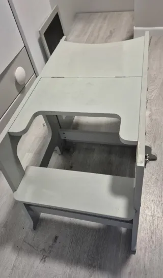 Torre de aprendizaje infantil gris