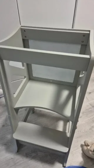 Torre de aprendizaje infantil gris