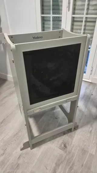 Torre de aprendizaje infantil gris