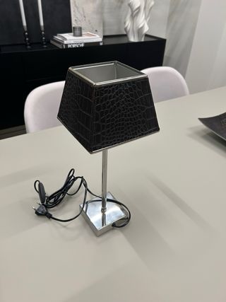 Lámpara sobremesa imitación piel cocodrilo