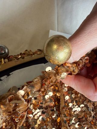 Clutch lentejuelas doradas Zara