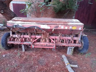 Sembradora agrícola antigua