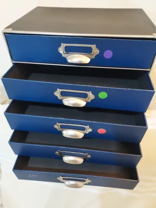 Archivador azul con 5 cajones