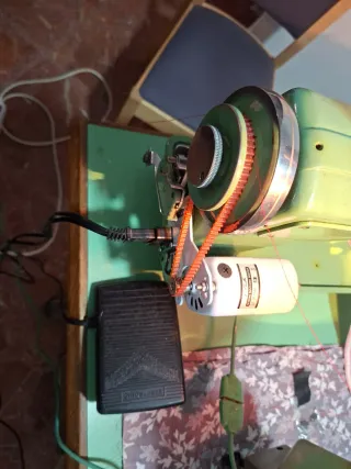 Máquina de coser Refrey con motor