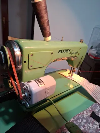 Máquina de coser Refrey con motor