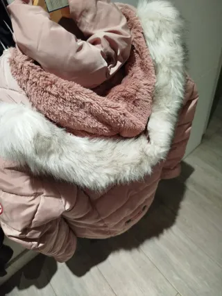 Chaqueta anorak rosa con forro de pelo