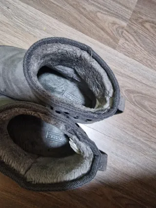 Botas grises peluditas con tachuelas