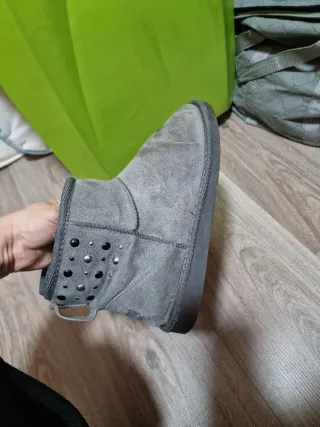 Botas grises peluditas con tachuelas