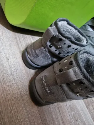 Botas grises peluditas con tachuelas