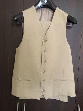 Traje  chaqueta completo beige 2 corbatas y funda