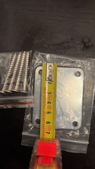 Placa y tornillos para mástil de guitarra