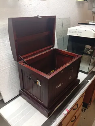 Baúl de madera decorativo