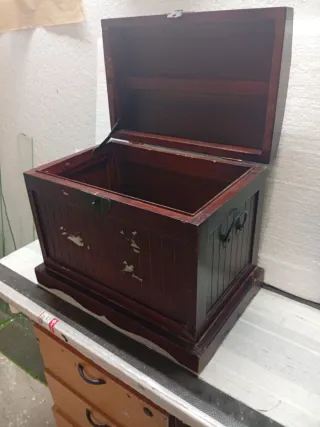 Baúl de madera decorativo