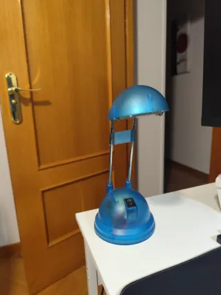 Lámpara de escritorio moderna azul