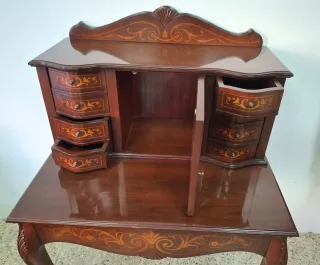 Escritorio de madera con marquetería