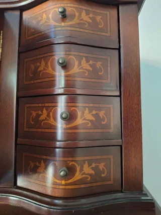 Escritorio de madera con marquetería