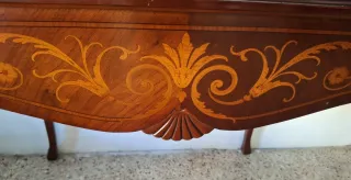 Escritorio de madera con marquetería