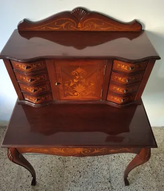 Escritorio de madera con marquetería