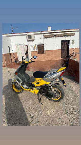 Peugeot Speedfight 2 Scooter Amarillo
