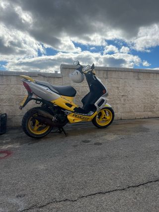 Peugeot Speedfight 2 Scooter Amarillo