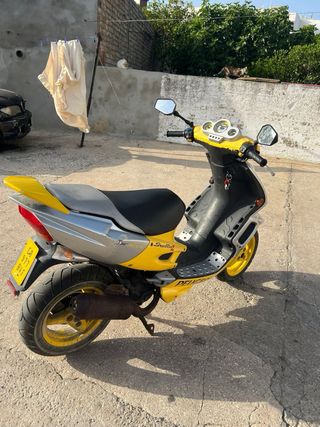 Peugeot Speedfight 2 Scooter Amarillo