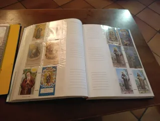 Vecchi album di santini religiosi
