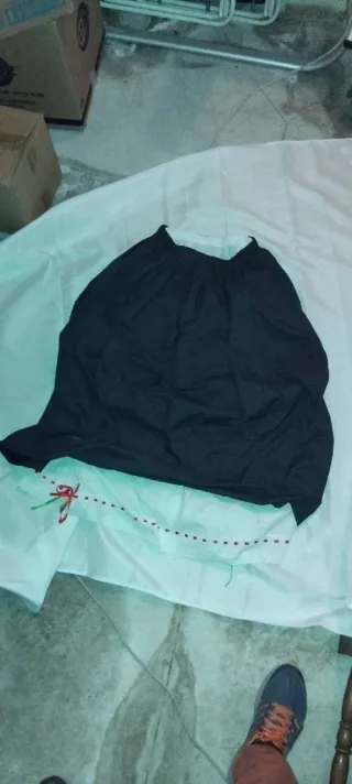 Falda tradicional con encaje caserita con pololos.