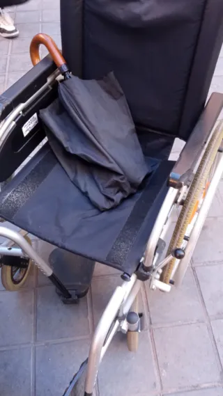 Silla de ruedas completa con posapiés