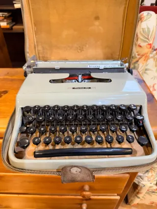 Máquina de escribir Hispano Olivetti Pluma 22