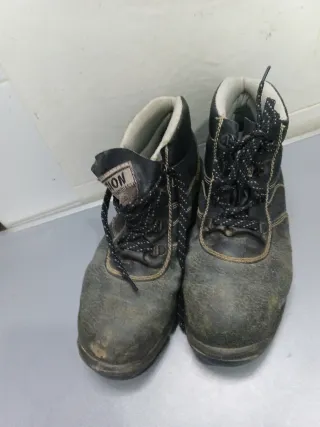 Botas de trabajo negras y marrones