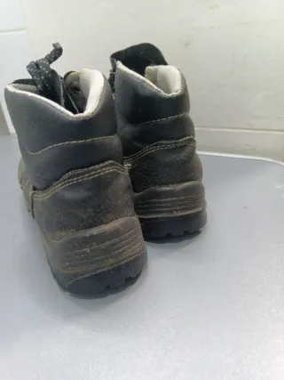 Botas de trabajo negras y marrones