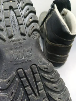 Botas de trabajo negras y marrones