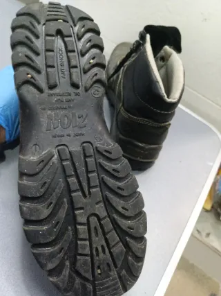 Botas de trabajo negras y marrones